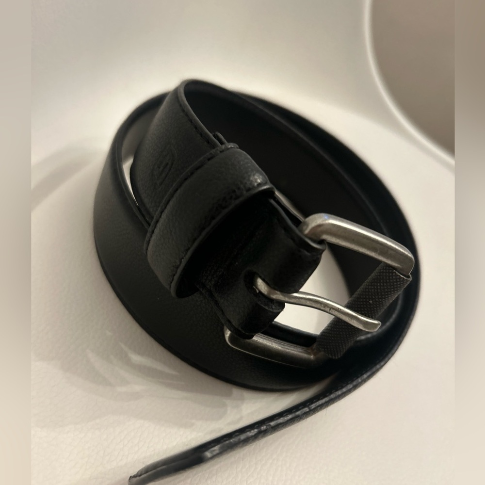 Sketchers size 32 black leather belt